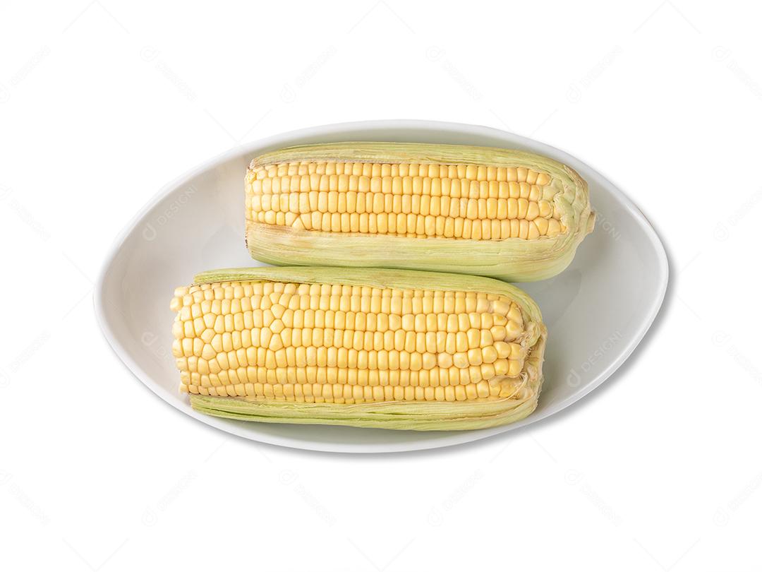 Espigas de milho em uma placa isolada sobre fundo branco
