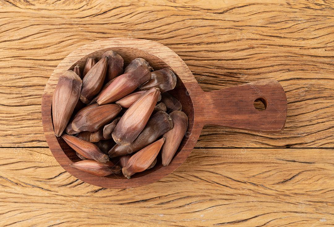 Semente de pinheiro, comida típica do festival de junho brasileiro sobre madeira de pinheiro, comida típica do festival de junho brasileiro sobre madeira