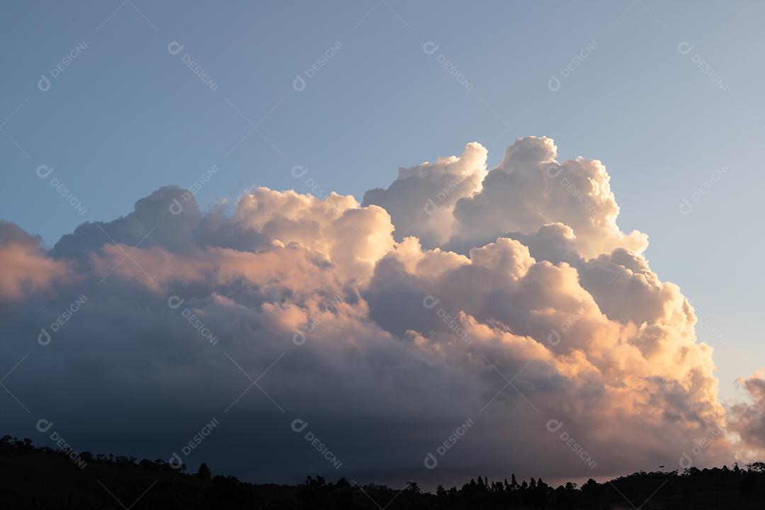 Grande formação dramática de nuvens ao pôr do sol em frente ao céu azul