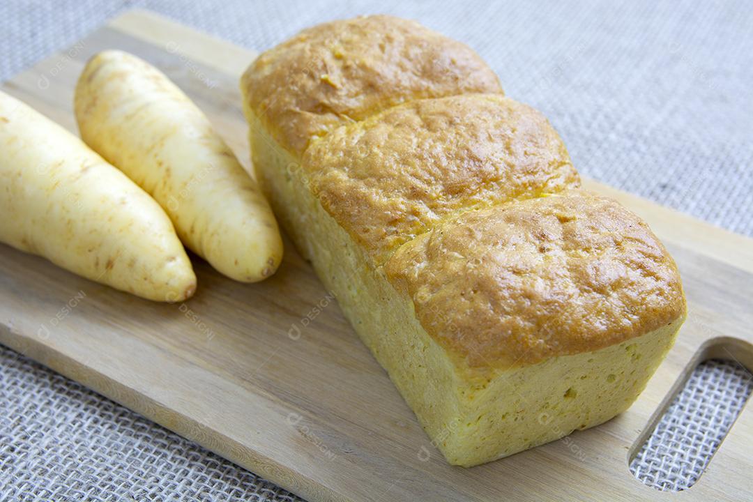 Pão de mandioquinha sobre fundo de madeira