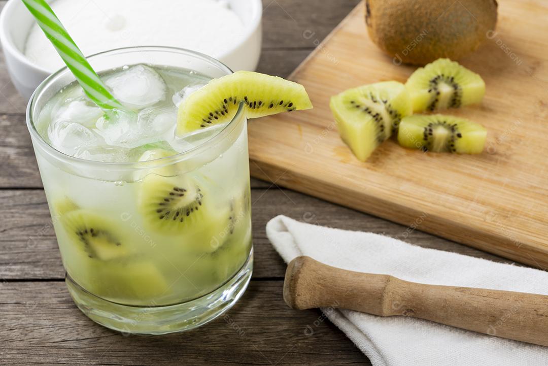 Caipirinha kiwi brasileira em um copo com gelo com fatias de frutas