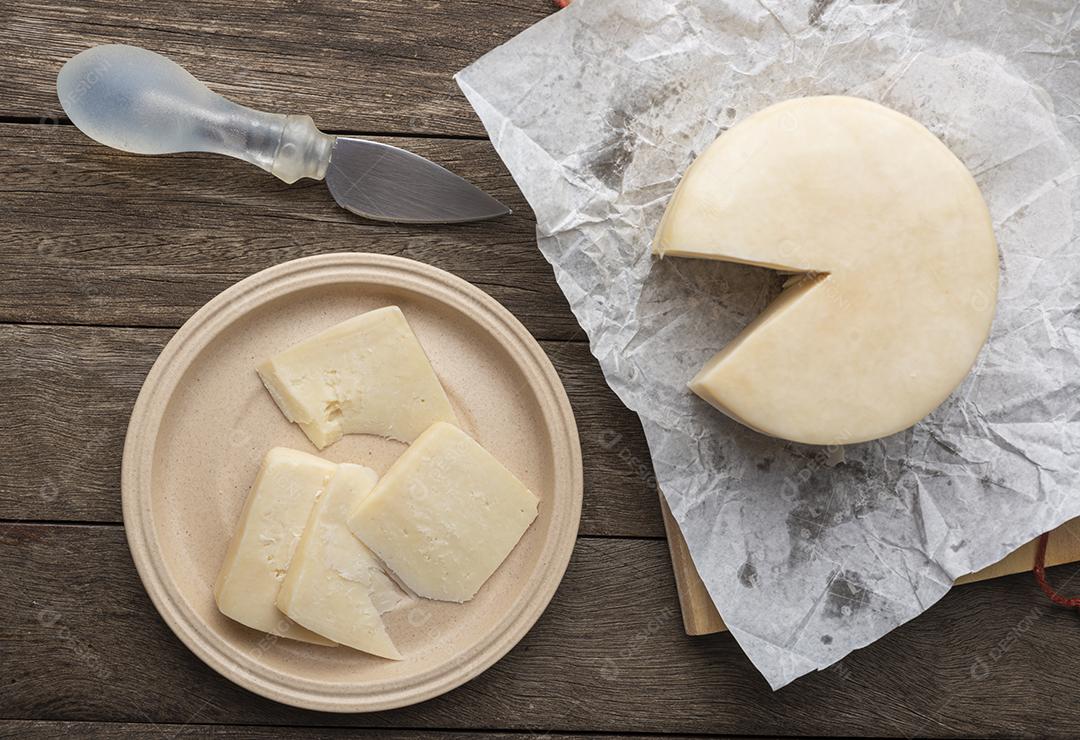 Queijo artesanal da Mantiqueira brasileira com fatias sobre uma madeira