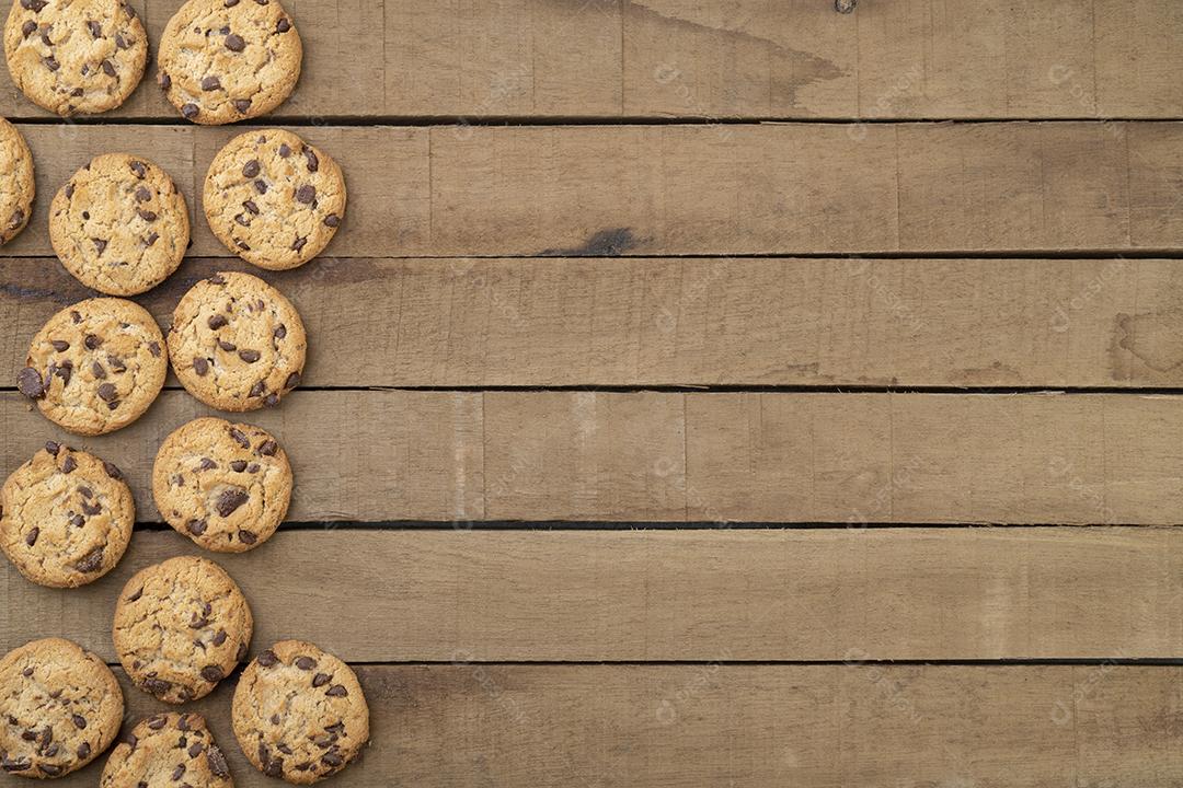Biscoitos de chocolate sobre uma mesa de madeira