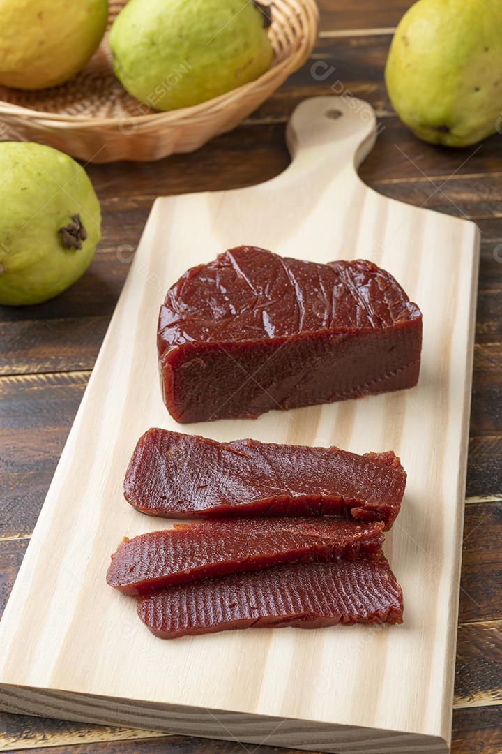 Goiaba doce com frutas. Sobremesa típica caseira brasileira.