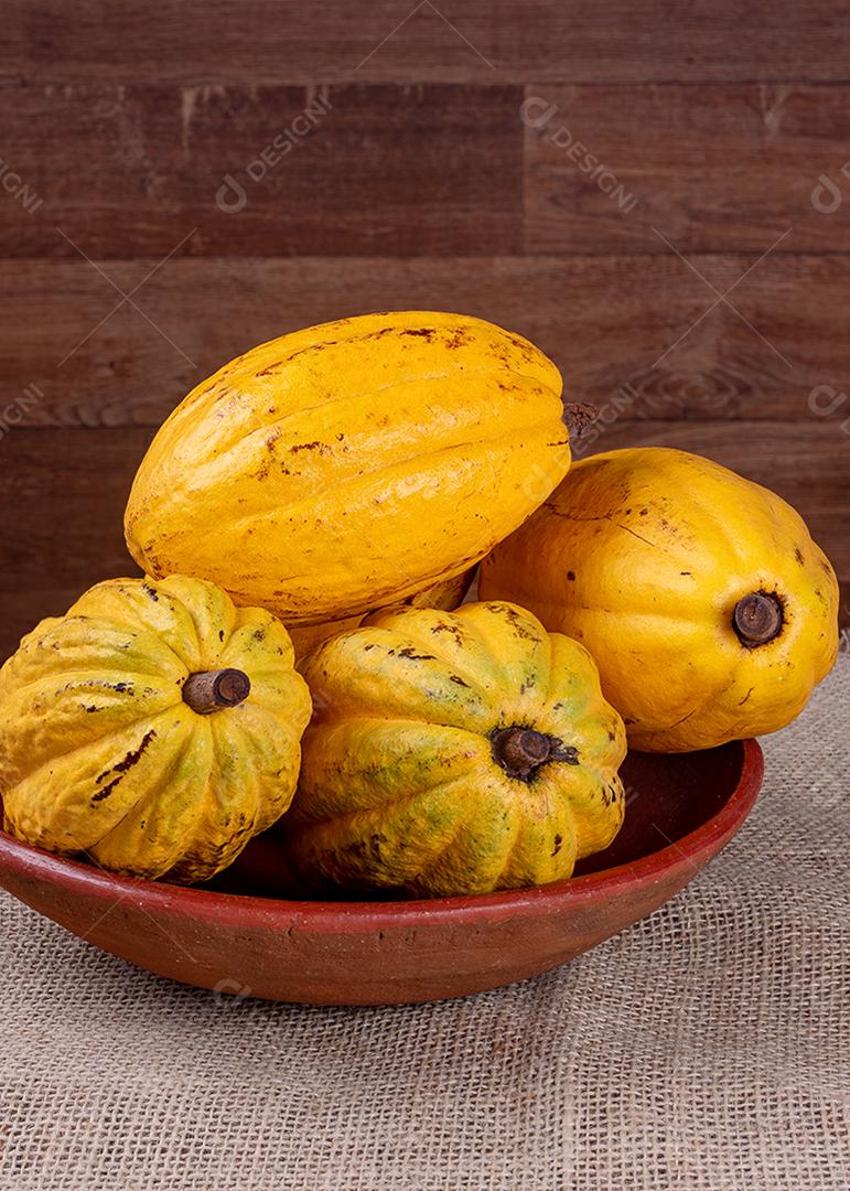 Cacau brasileiro em uma mesa de madeira. Amêndoas de cacau