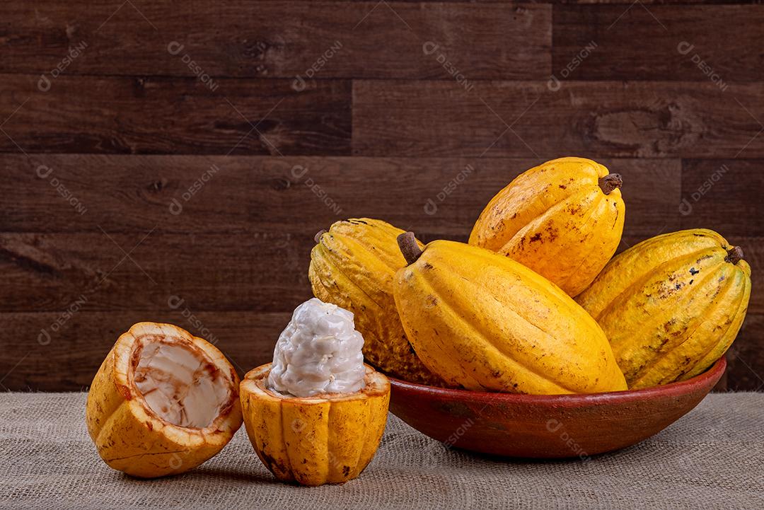 Cacau brasileiro em uma mesa de madeira. Amêndoas de cacau