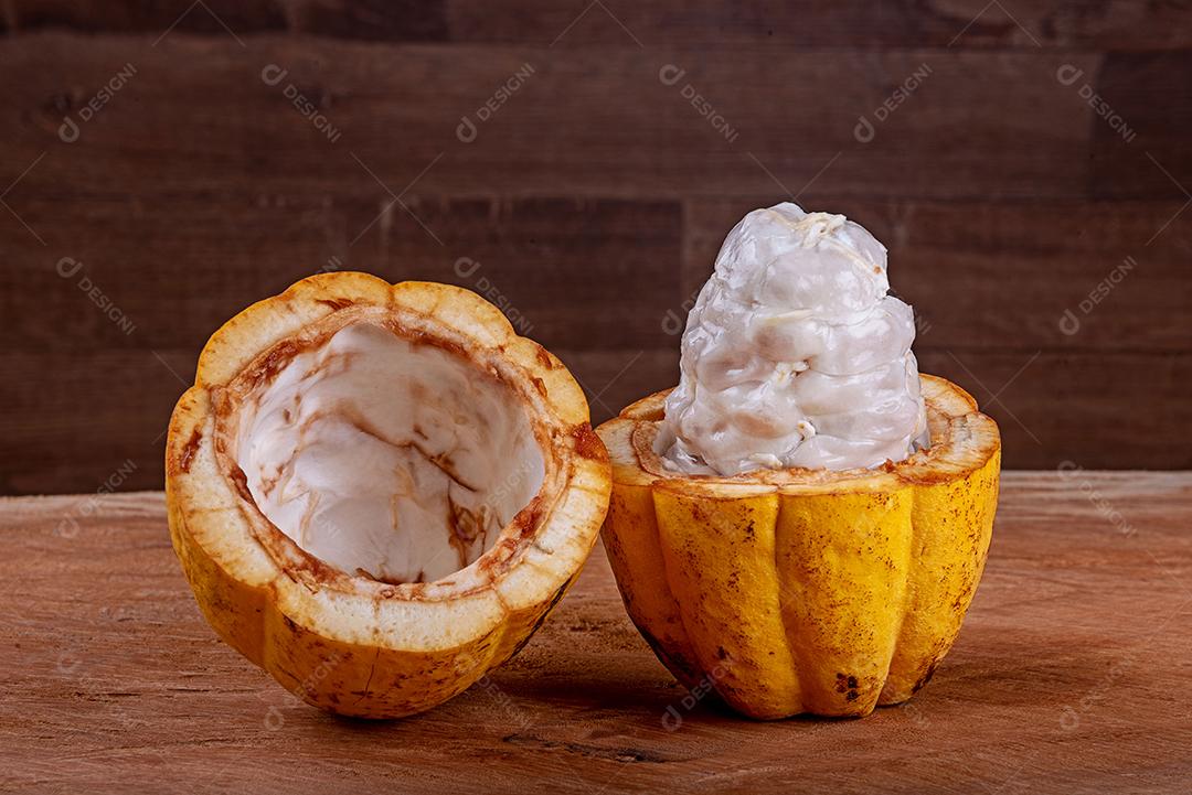 Cacau brasileiro em uma mesa de madeira. Amêndoas de cacau