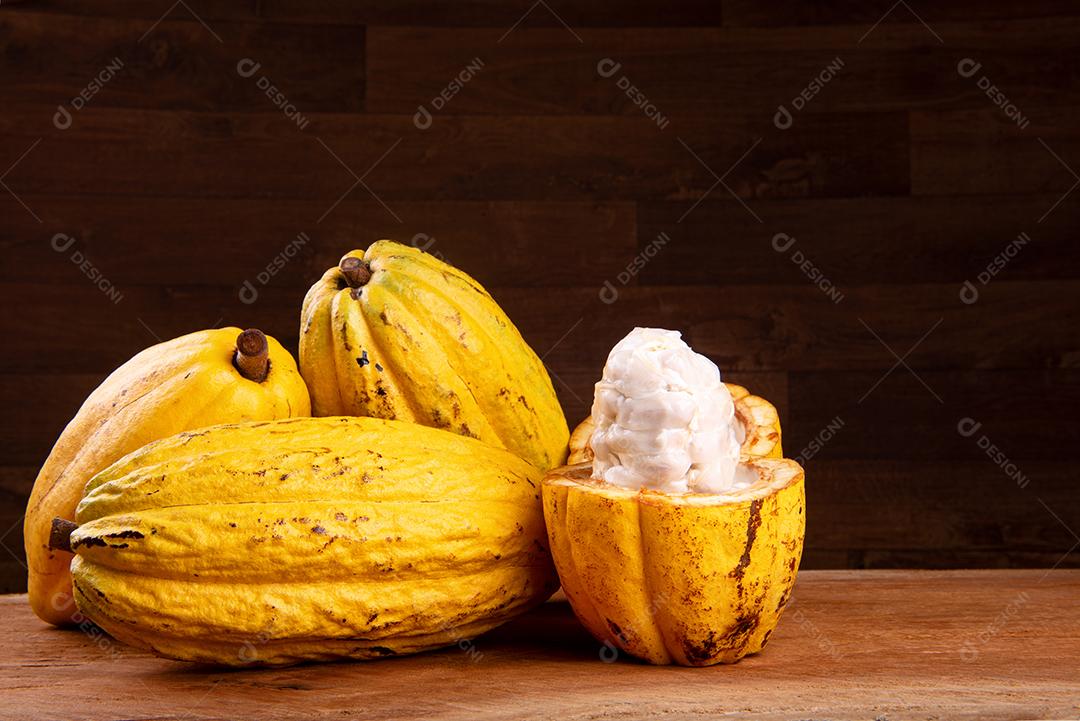 Cacau brasileiro em uma mesa de madeira. Amêndoas de cacau