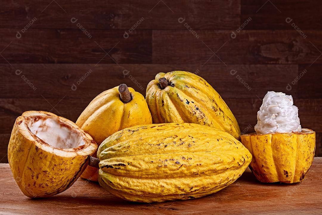 Cacau brasileiro em uma mesa de madeira. Amêndoas de cacau