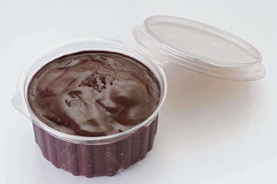 Açaí em embalagens plásticas transparentes isoladas em fundo branco. Fruto da Amazônia Brasileira.