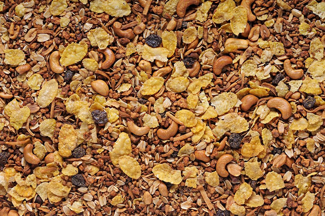 Granola. Vista superior da textura. Com flocos de milho, castanhas, passas, aveia, etc. Comida de café da manhã.