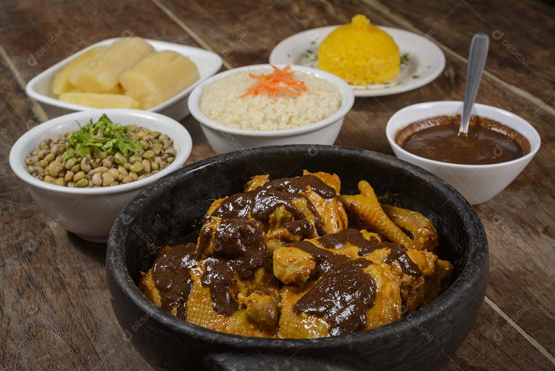 Frango com molho marrom. Culinária tradicional do nordeste do Brasil.