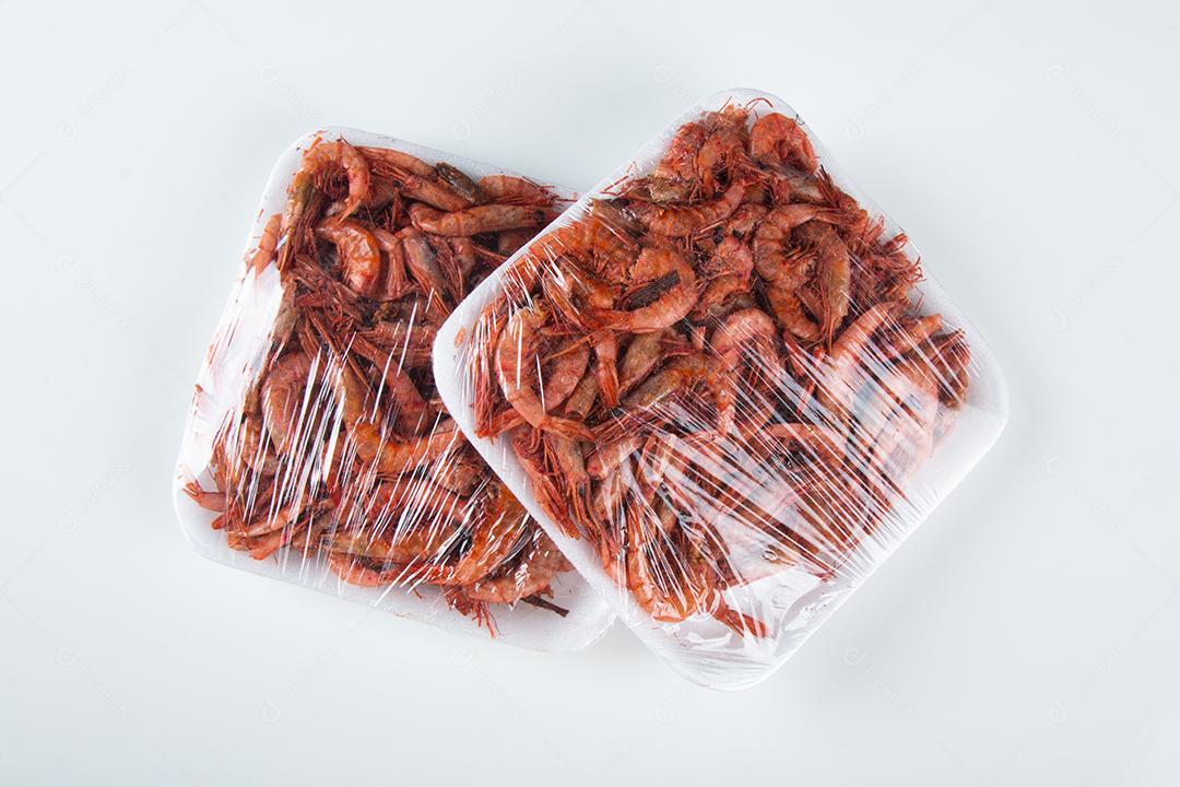Camarão seco em um fundo branco