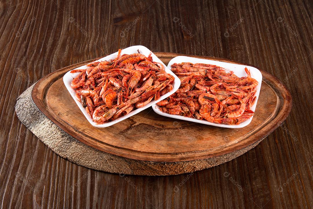 Camarão seco em fundo de madeira