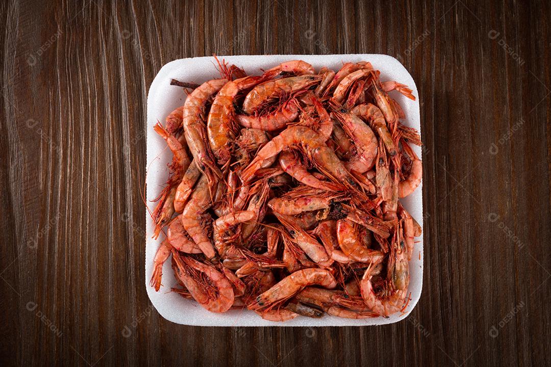 Camarão seco em fundo de madeira