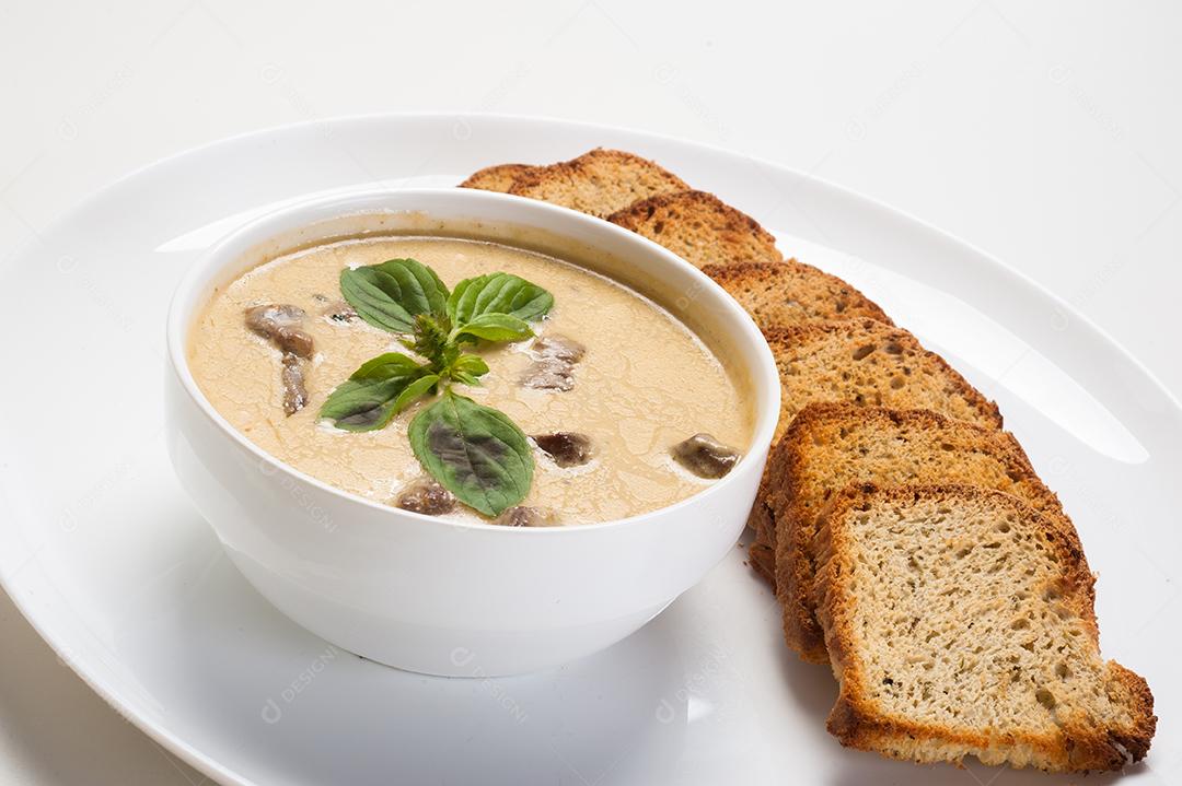 Caldo comida torradas sobre prato branco