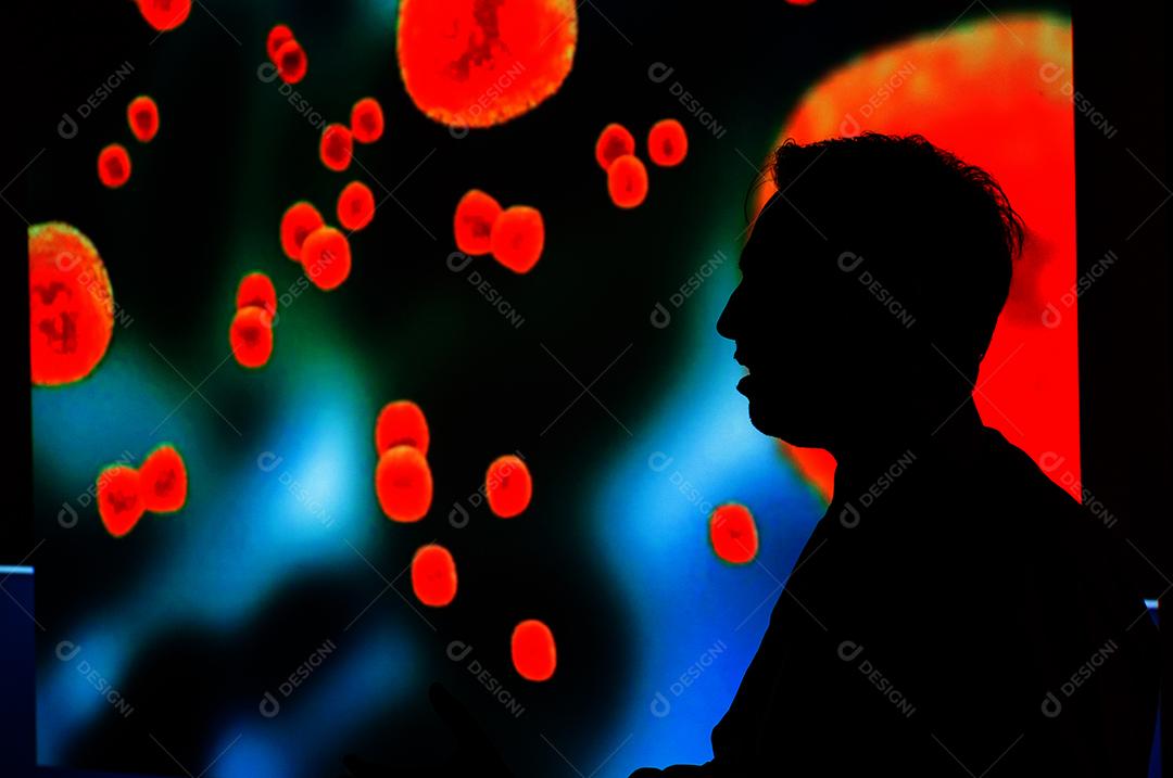 Pessoa no escurp com luzes vermelhas em desfoque