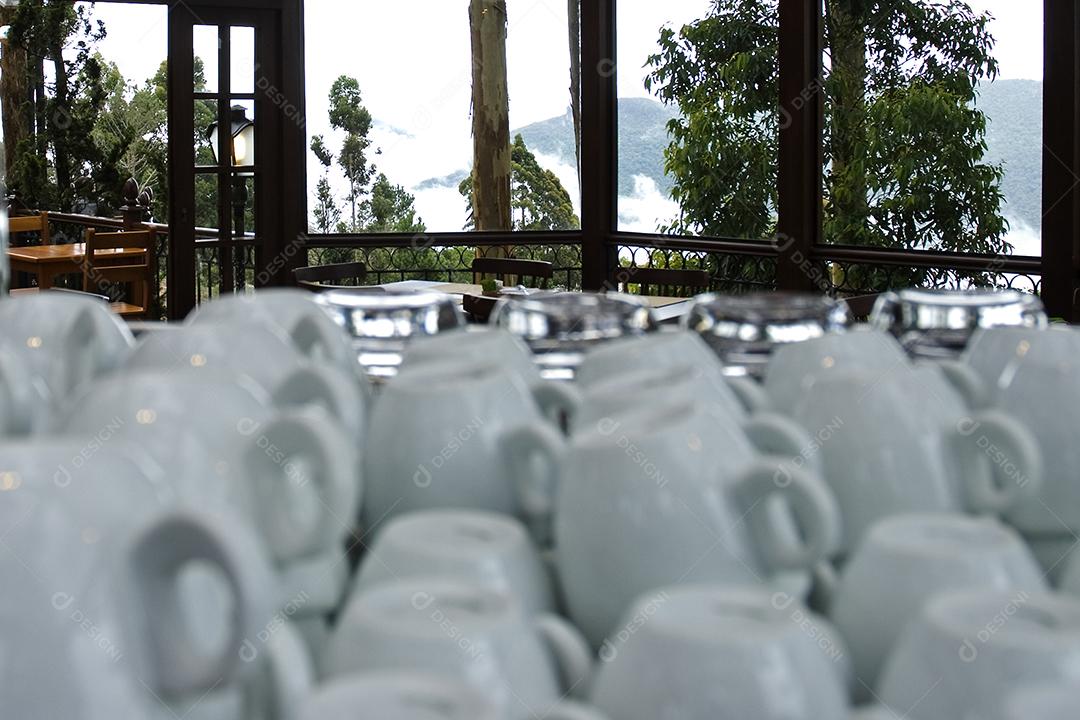 Xícaras brancas sobre uma mesa restaurante