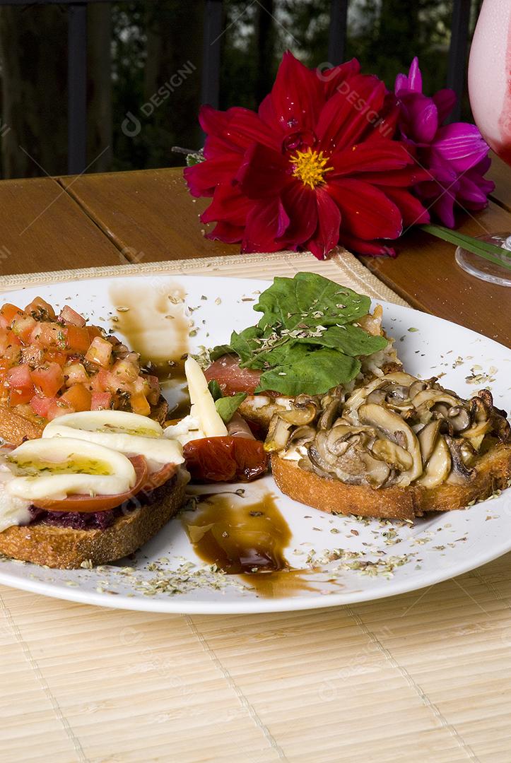 Toast champignons comida prato branco restaurante