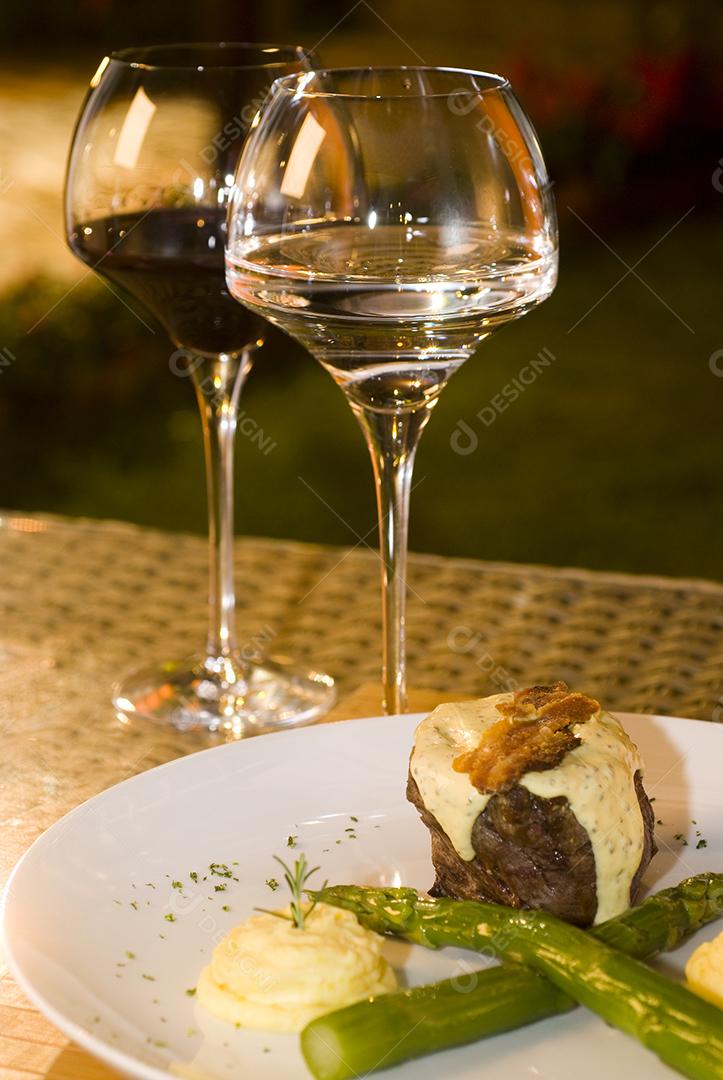 Comida exótica chique com taças finas com vinho e champagne. Noitada