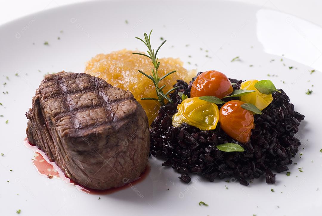 Comida exótica prato branco, carne grelhada assada acompanhada. Churrasco