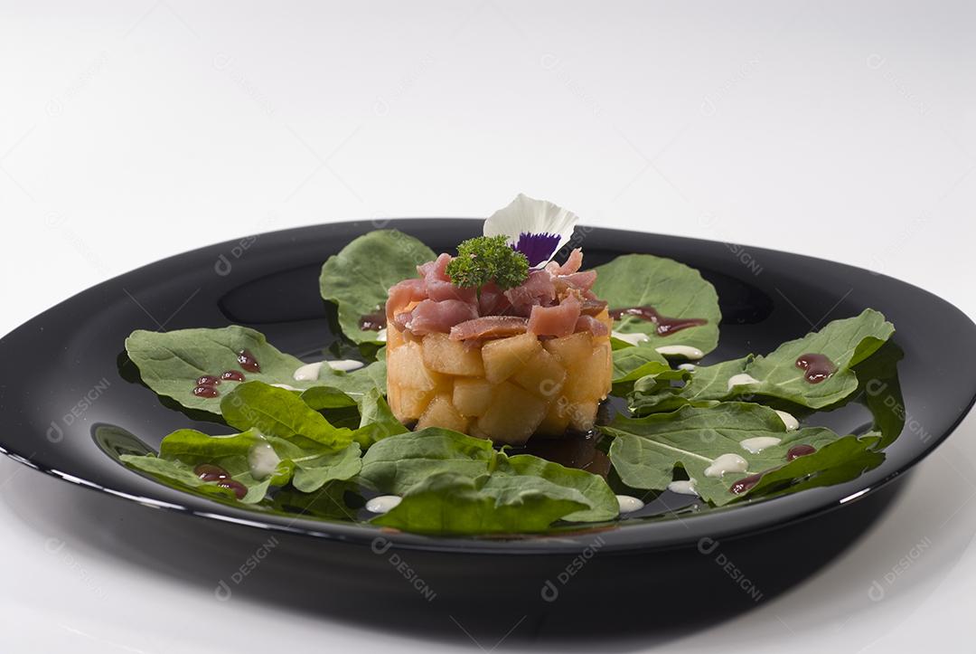 Comida Rúcula planta sobre panela frigideira