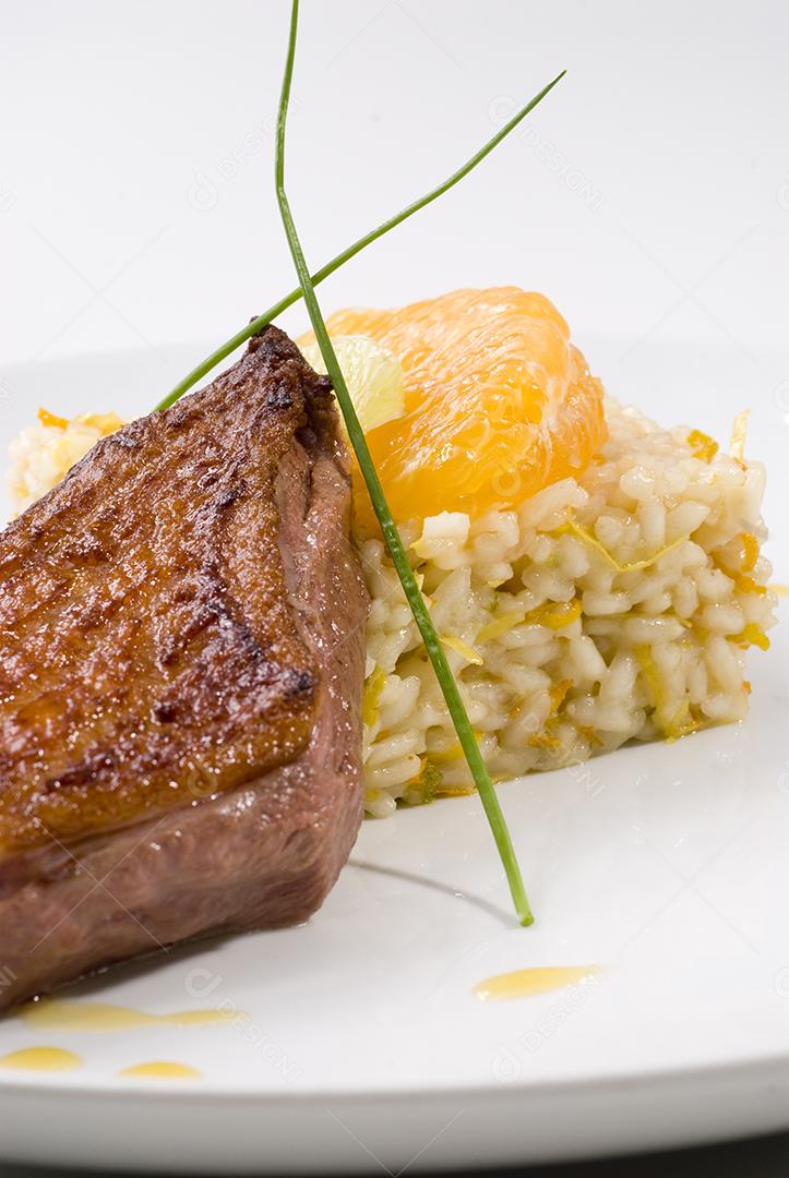 Comida carne mandioca sobre prato branco