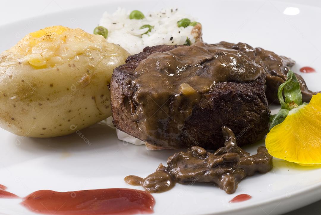 Comida batata assada carne sobre prato branco