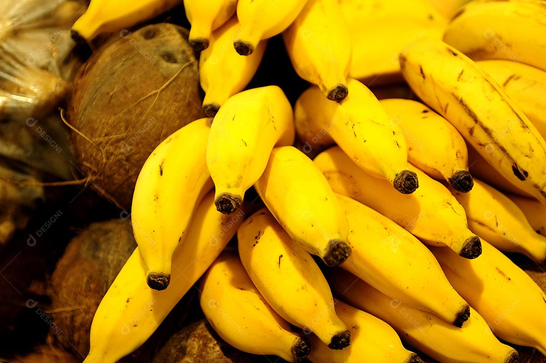 Banana, coco frutas maduras. Frutas