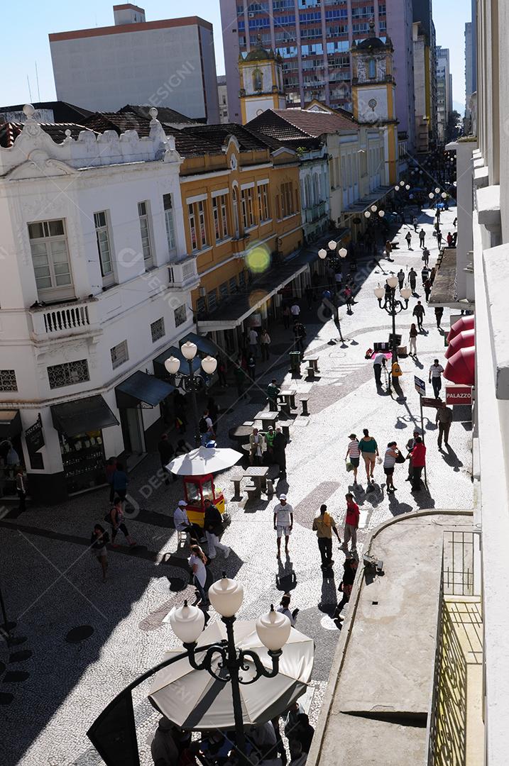 Paisagem de cidade com muitas pessoas andando na rua. Turistas
