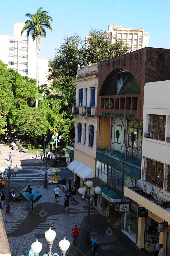 Paisagem de cidade com muitas pessoas andando na rua. Turistas