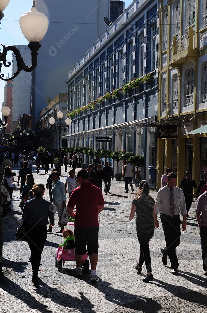 Paisagem de cidade com muitas pessoas andando na rua. Turistas