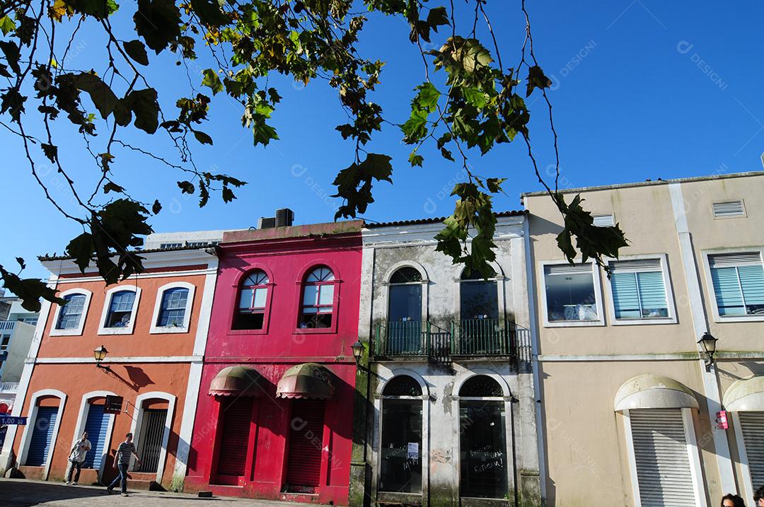 paisagem de cidade, casas laranja, rosa, rose, cinza.