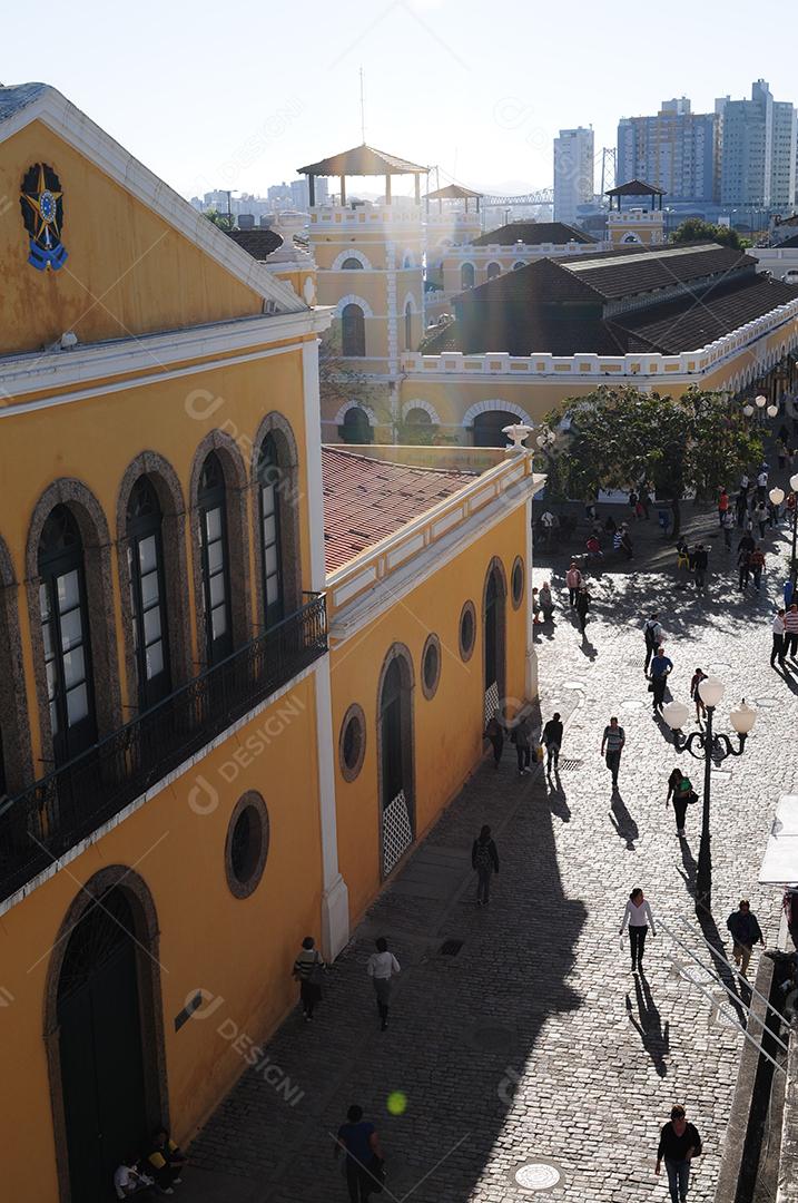 Paisagem de cidade com muitas pessoas andando na rua. Turistas