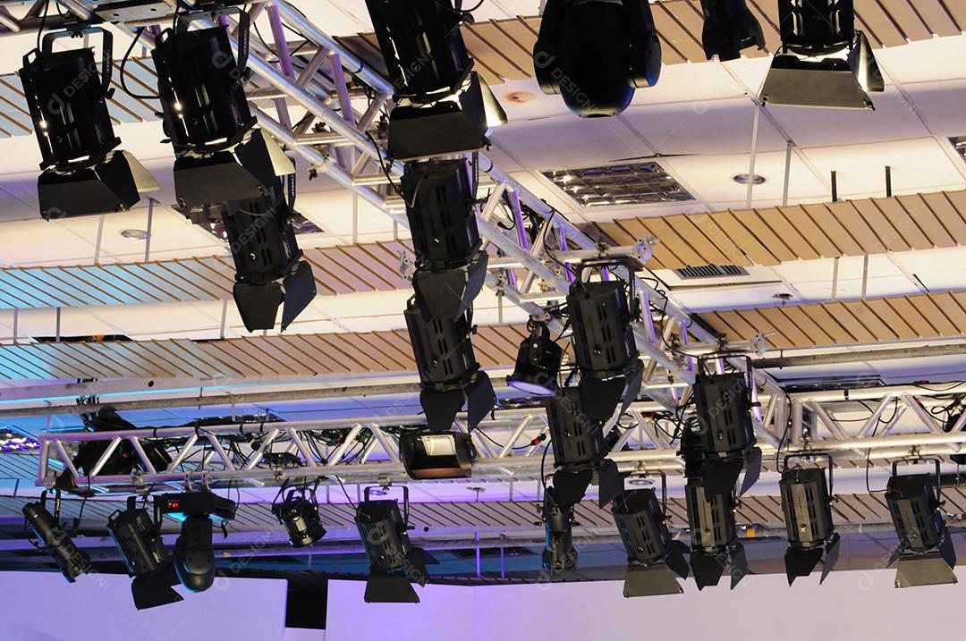 produção com holofotes de mídia instaladas no teto