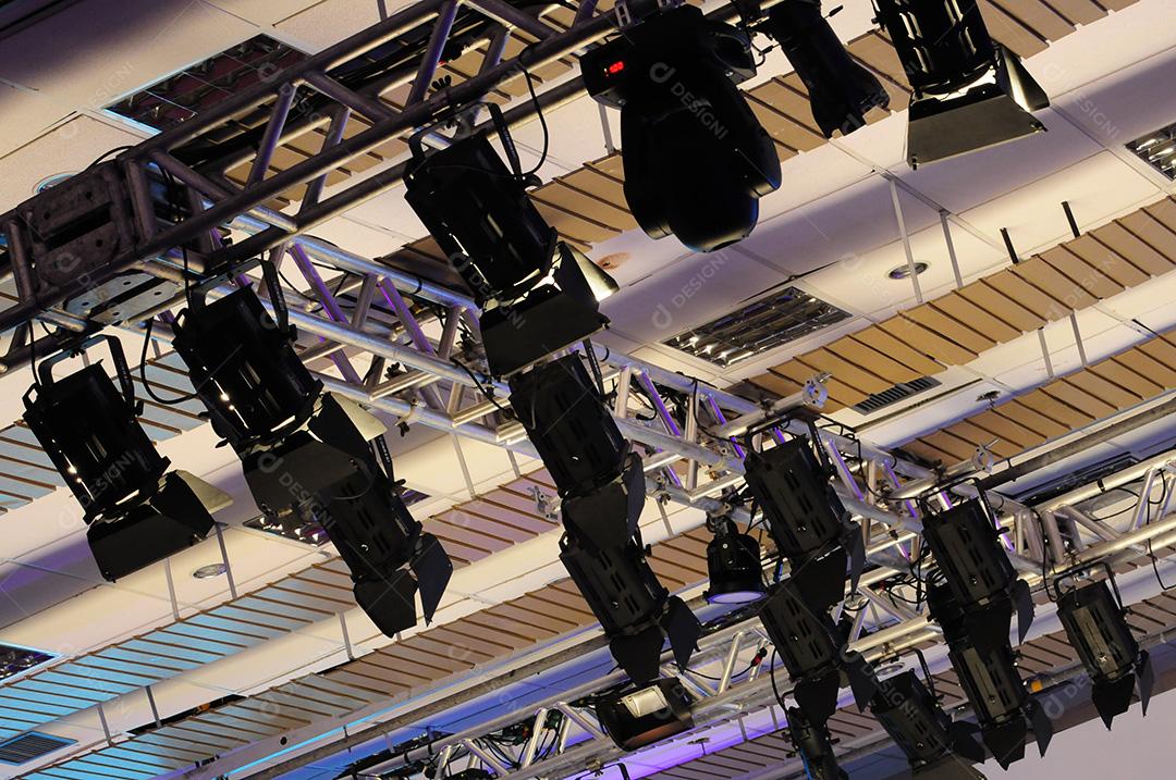 produção com holofotes de mídia instaladas no teto