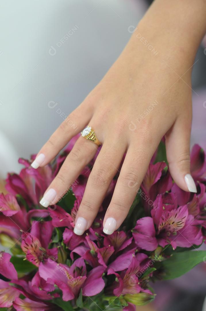Mãos de mulher pegando em flores planta