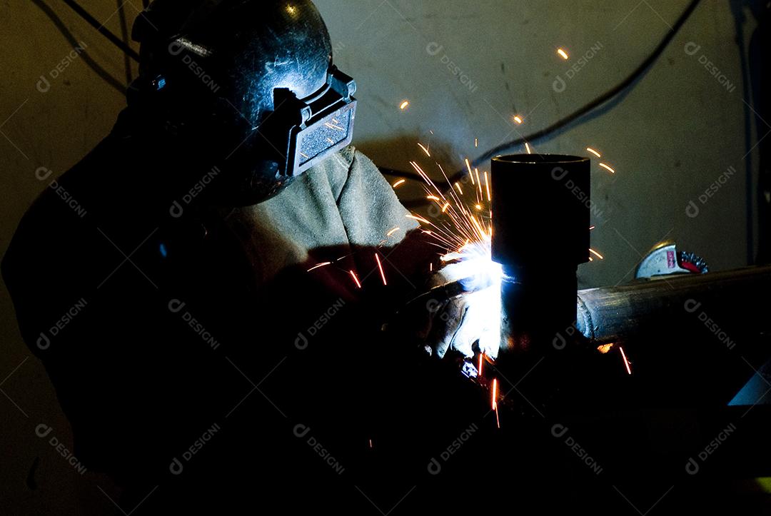 Trabalhadores brasileiros equipados soldando ferro