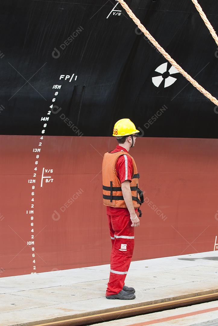 comandante do porto em comando no porto terminal para segurança e controle de segurança durante a operação do navio no porto