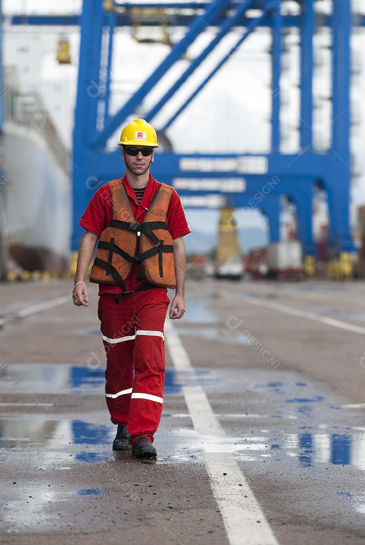 comandante do porto em comando no porto terminal para segurança e controle de segurança durante a operação do navio no porto