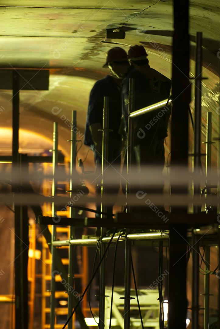 Trabalhadores brasileiros equipados soldando ferro