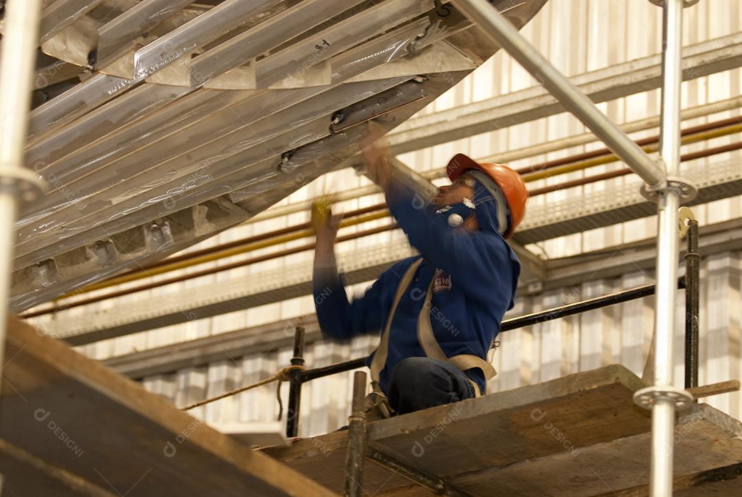 operaria trabalhando em embarcaçao