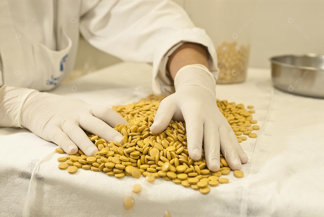 Medicamentos sobre mesa branca. Remédios, medicação