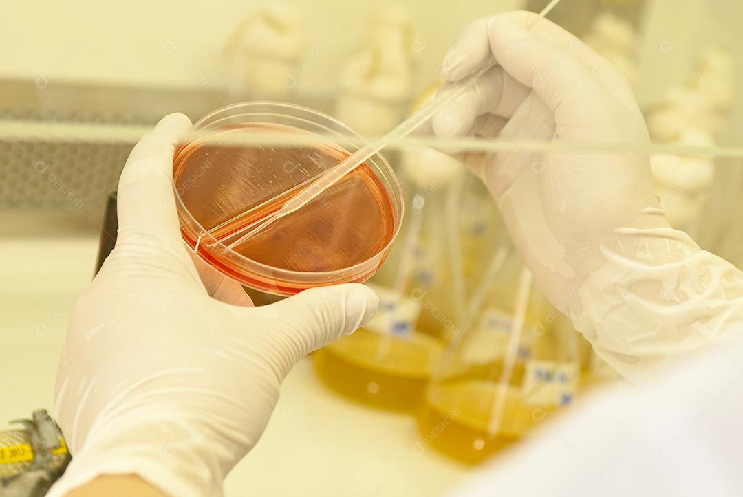 homem fazendo experimento em um laboratório