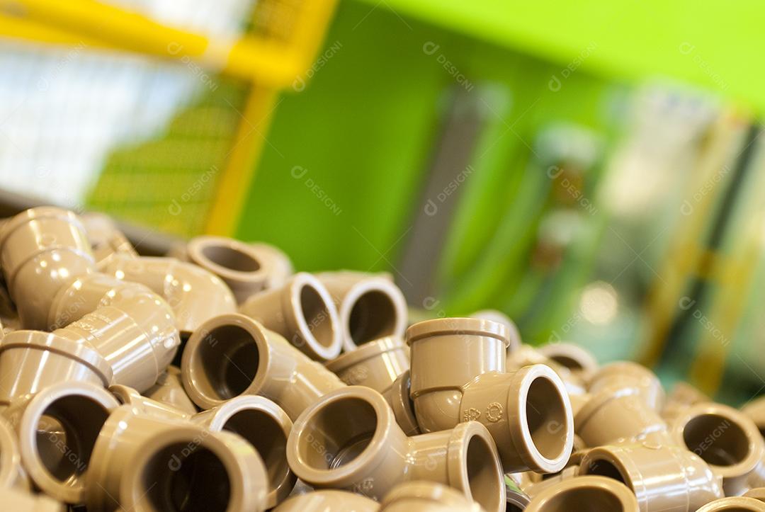 Estoques de tubos curtos escuros para construção