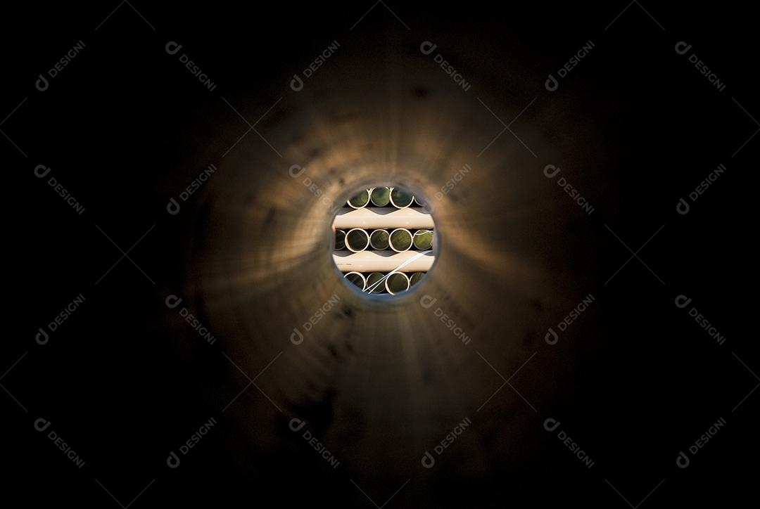 Estoque de tubos olhando com fundo desfocado