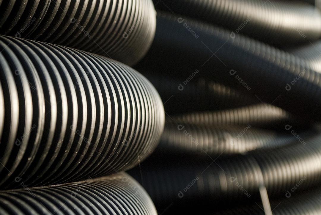 mangueira sucção cinza 4 polegadas. Fundo desfocado