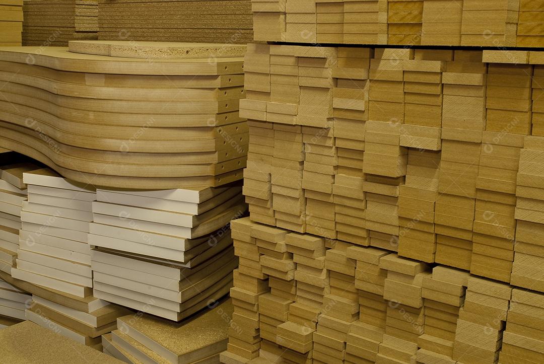 Várias madeira compensadas á venda, mercado. Indústria