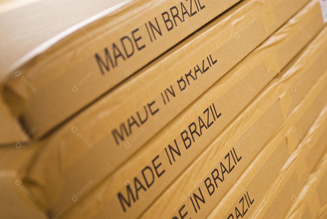 Embalagem de encomenda em caixa de papelão. Indústria