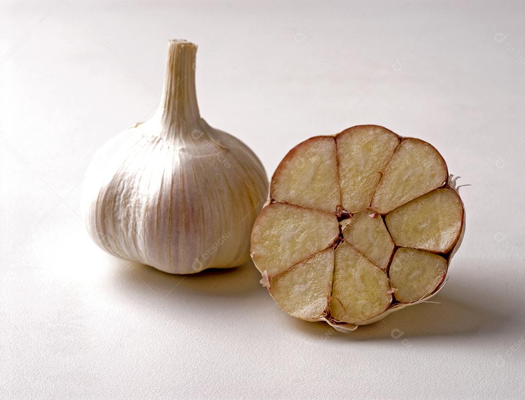 Alho cortado sobre fundo branco, tempero.